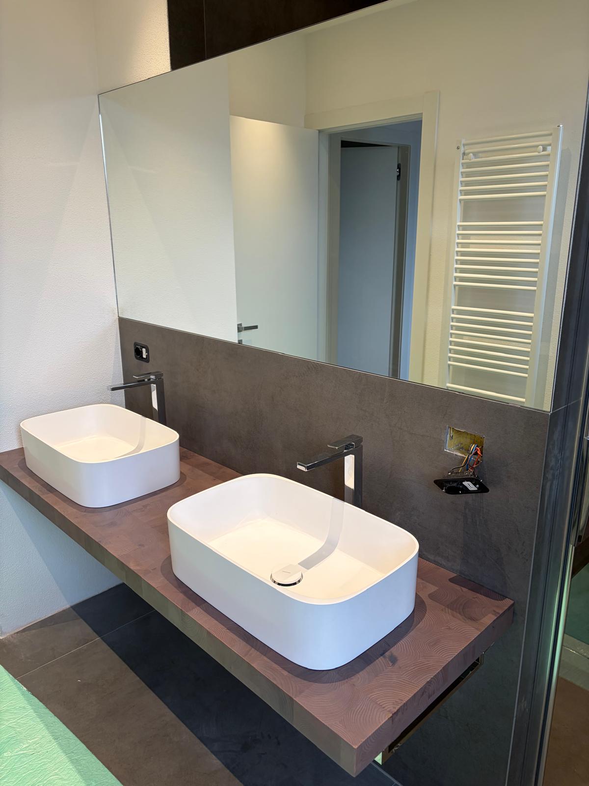 Doppio lavabo installato su mobile bagno