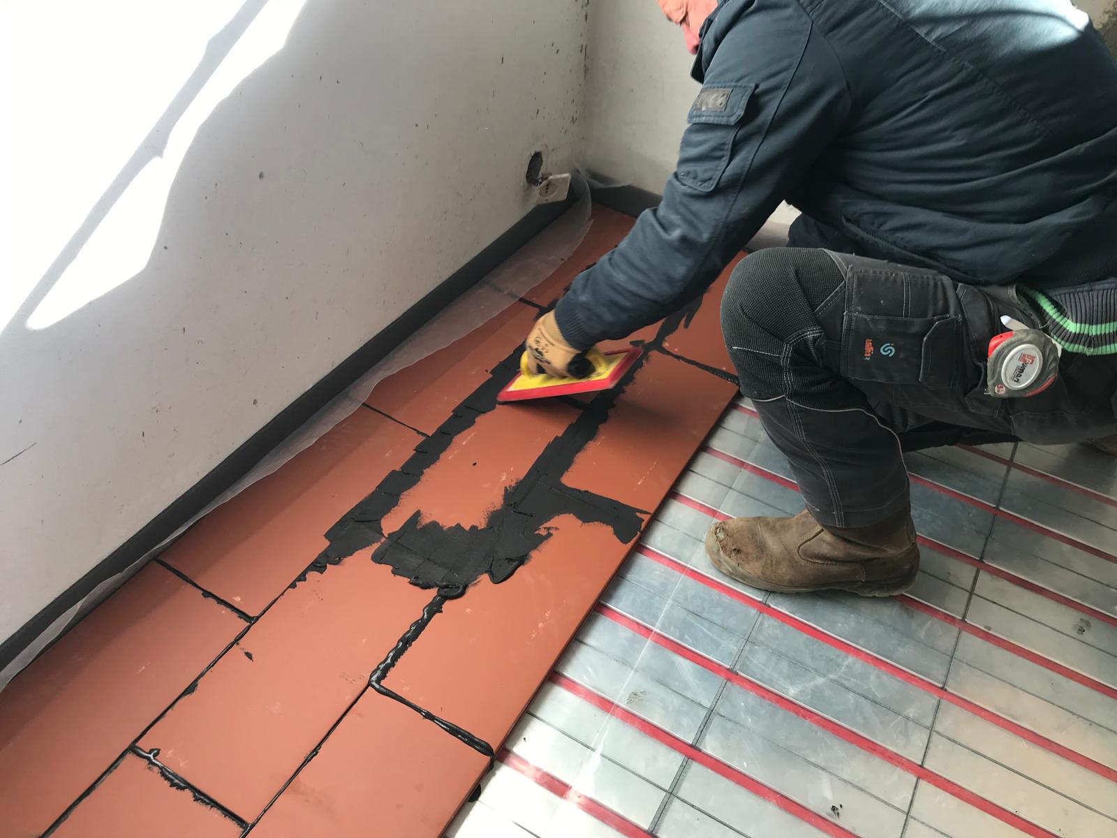Tecnico al lavoro su impianto termoidraulico