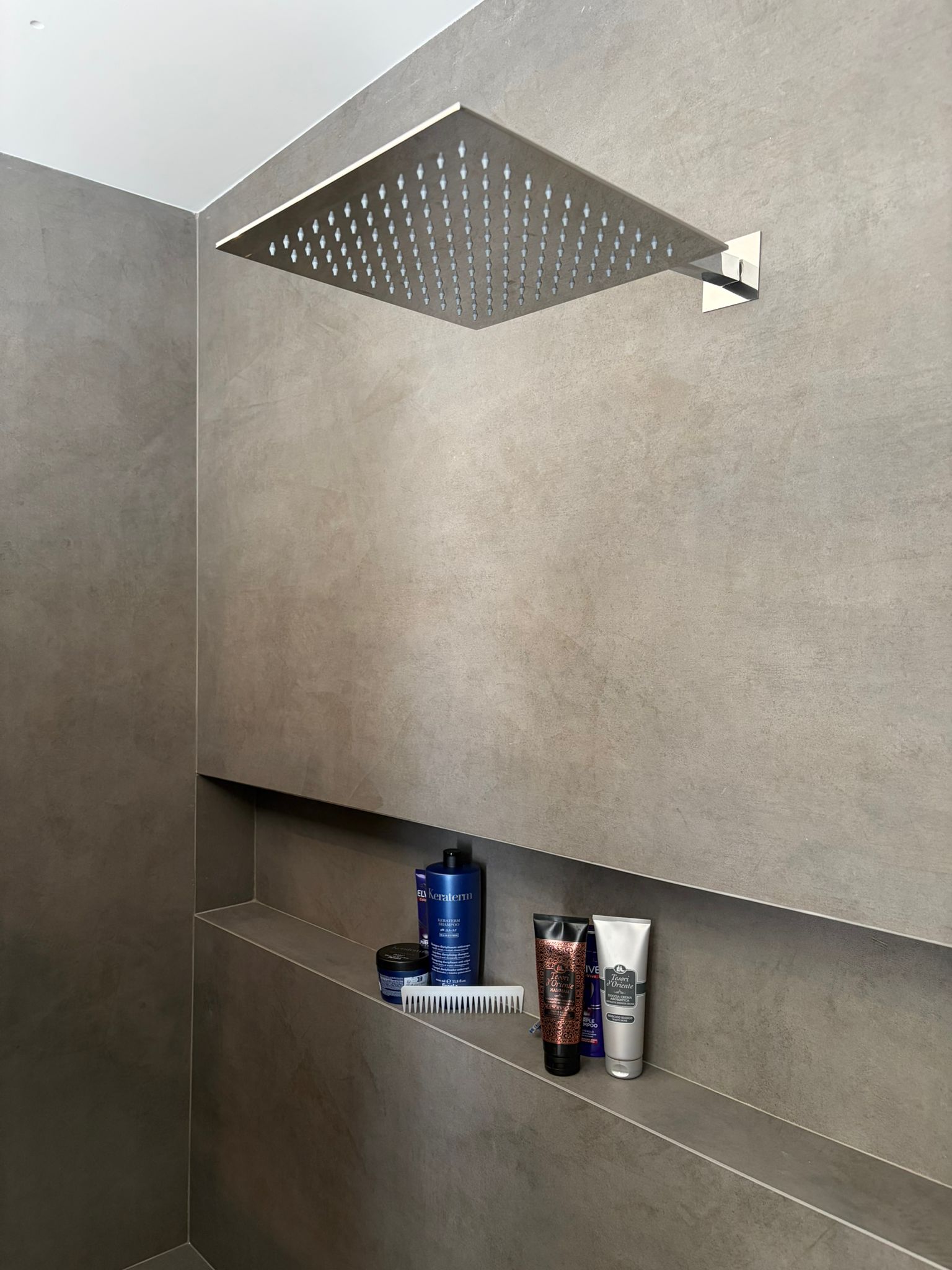 Bagno con vasca freestanding e nicchia illuminata